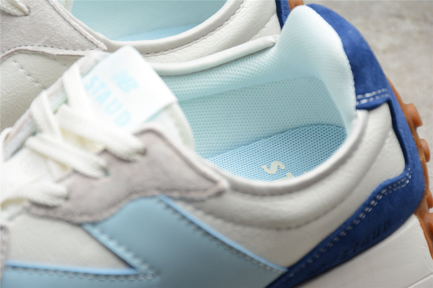 New Balance 327
