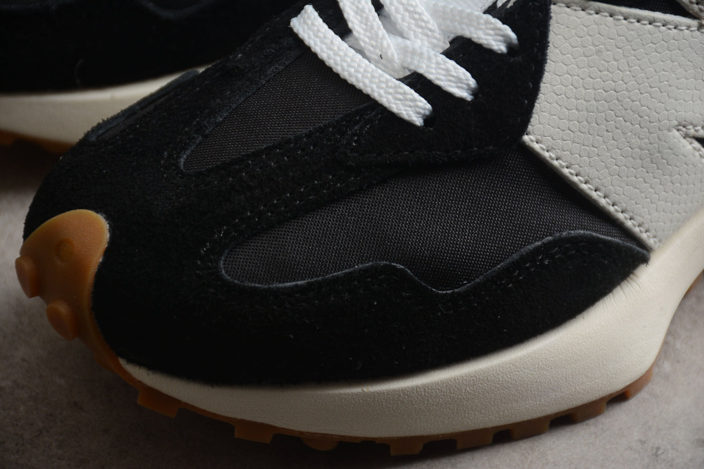 New Balance 327