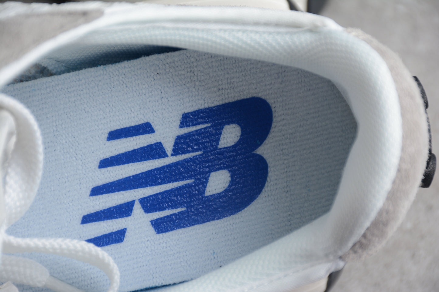 New Balance 327